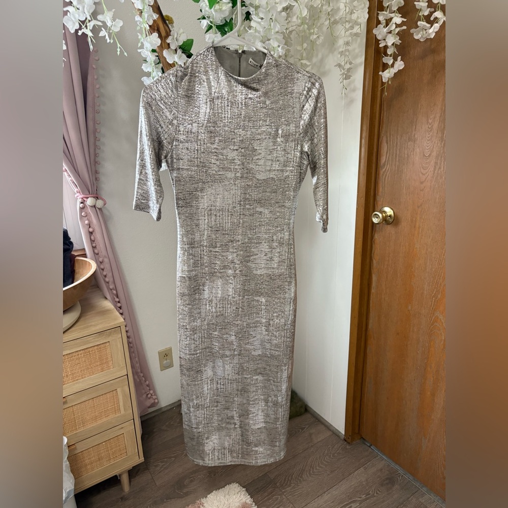 Alice + Olivia Delora Shimmering Fitted Mock Silver Midi Dress - Picture 6 of 12